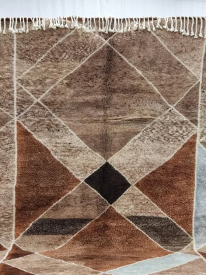 white and brown rug