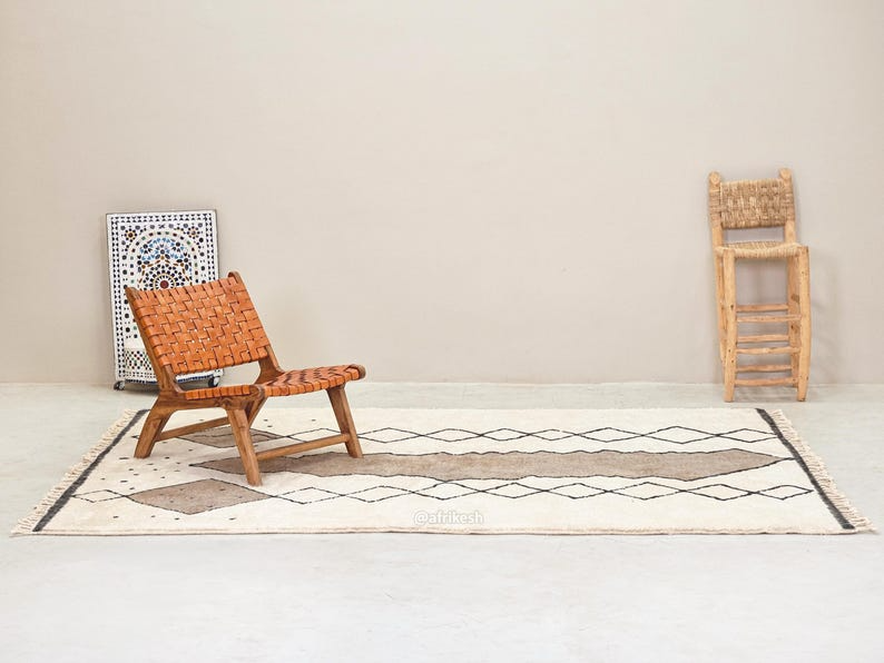 Najat– Moroccan Beni Ourain white and Beige Rug  – Custom Geometric Rug - Image 4