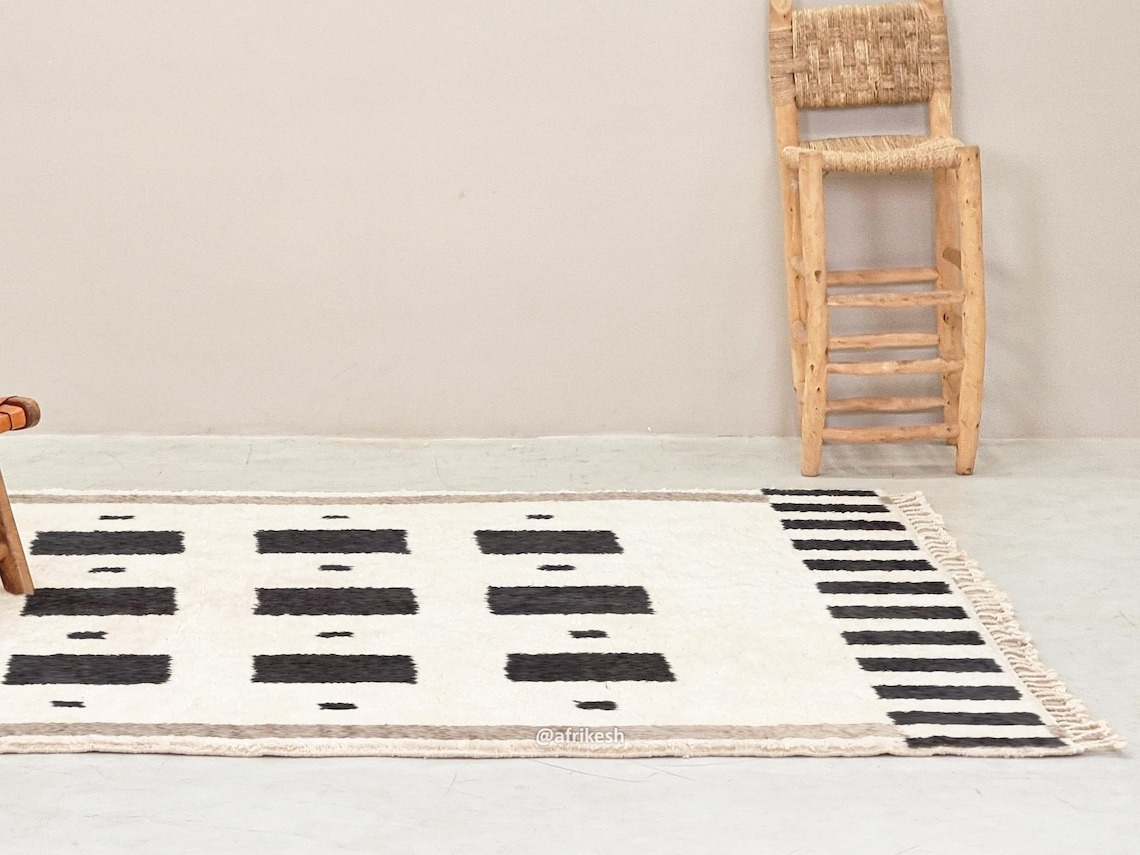 Tissilt – Beni Ourain Black and White Rug – Custom Geometric Rug - Image 9