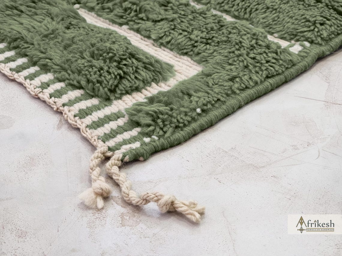Tazgzout – Dark Green And White Mororccan Rug – Beni Mrirt Tufted Rug - Image 4