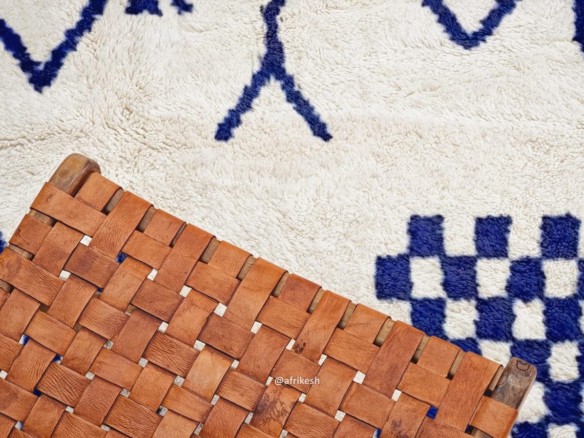 Tifawt– Moroccan Beni Ourain Artistic Rug- Bleau and White Azilal Carpet - Image 5